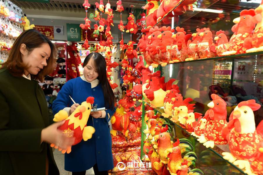 來(lái)年の干支「酉」に因んだニワトリのぬいぐるみ需要ピークに！