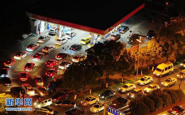 石油製品が今年最大幅の値上げ  中國