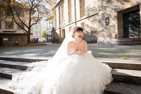 福原愛がウエディングドレス姿で卓球する寫真を公開　