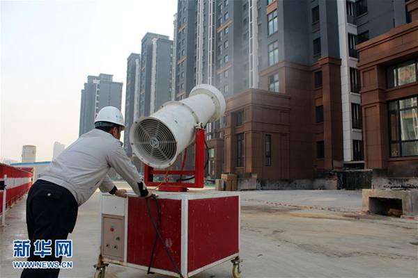 大気汚染赤色警報発令で、粉塵対策に追われる建設(shè)現(xiàn)場　北京