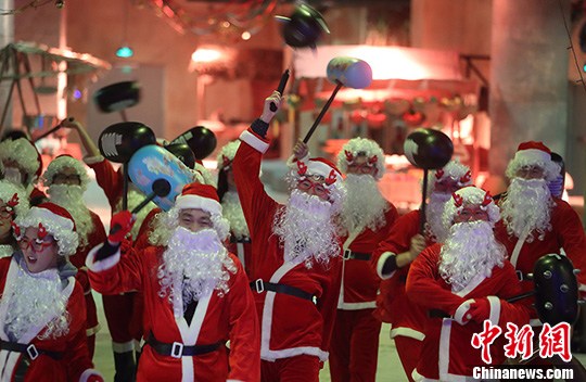 南京で「サンタクロース」がフラッシュモブ