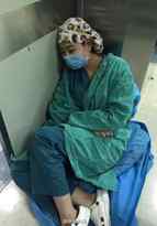 34時間連続勤務で壁に寄りかかり仮眠する醫(yī)者