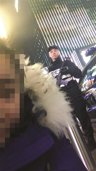 イブに結(jié)婚、新妻が街中で勤務(wù)中の夫とひそかにツーショット撮影　中國