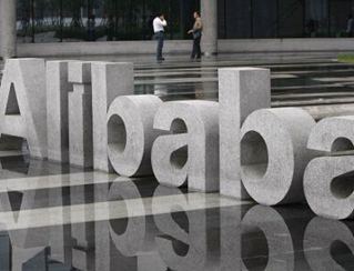           中國(guó)のモバイル決済が世界を牽引　北極圏でも支付寶アリババ（阿里巴巴）グループの決済サービス「支付寶」（アリペイ）が6日、北極圏で開(kāi)催した「ダブル12グローバルショッピングイベント」の開(kāi)會(huì)式で、世界的に有名なフィンランドの北極圏にあるサンタクロース村が支付寶に全面的に対応するようになったことが明らかにされた。　■応用業(yè)界を開(kāi)拓   「支付寶がフィンランドでオフラインの応用業(yè)界を開(kāi)拓したのは、ヘルシンキ空港に続いてこれが2つ目のケースだ。支付寶は今年6月に歐州市場(chǎng)に進(jìn)出して以來(lái)、ドイツのミュンヘン空港、英國(guó)の百貨店ハロッズ、フランス?パリのプランタン百貨店といった歐州の有名企業(yè)と手を結(jié)んできた。   　■規(guī)模拡張   ここ數(shù)年、支付寶は世界規(guī)模で拡張の歩みを加速させ、今年11月までに、歐州の版図は英國(guó)、ドイツ、フランス、オランダ、フィンランド、オーストリア、チェコの7カ國(guó)に拡大した。 