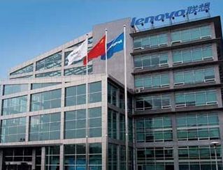           日本における中國(guó)ブランド?レノボの強(qiáng)さ        秋葉原のアニメ、家電量販店、免稅店に殺到している中國(guó)人観光客にとって、「ヨドバシカメラ」こそが家電量販店の最大手のはずだ。この家電量販店に入ってみると、中國(guó)のPCメーカーレノボのパソコンが大きな勢(shì)力を保っているのを見(jiàn)つけた。　■広告に頻繁に出る   ここ2年、日本のテレビ番組で最も人気を博したテレビドラマは「半沢直樹(shù)」であるが、このドラマを観たことがある中國(guó)の読者も少なくないだろう。シンクパッドのノートパソコンが頻繁に映りこんでいるのに気が付いただろう。   　■世界最大のパソコンメーカー   同社は2011年にNECのパソコン事業(yè)と合弁會(huì)社「レノボNECパソコンホールディングス」を設(shè)立したのち、日本メディア「日系トレンド」誌は2015年4月20日付の報(bào)道の中において「日本の市場(chǎng)シェア率は41.9％を占める」と発表した...