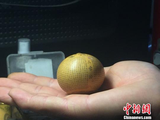 甘粛省の工蕓職人が手の平サイズのヒョウタンに「三字経」を彫刻