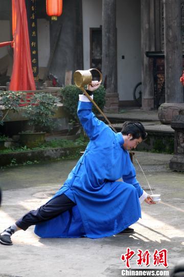 四川省長嘴壷茶蕓師が蒙頂山のふもとで華麗なパフォーマンス　