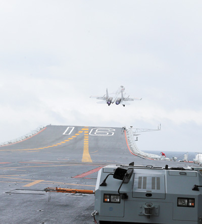 中國空母艦隊(duì)が南中國海で訓(xùn)練