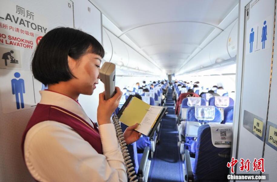 朝から晩まで忙しい春運(yùn)フライト初対応の若い客室乗務(wù)員