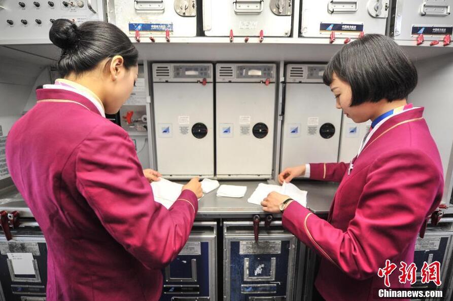 朝から晩まで忙しい春運フライト初対応の若い客室乗務(wù)員