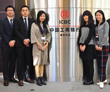 新春のめでたいお祝いを迎えるにあたって、私たち中國工商銀行東京支店の全行員は、偉大な祖國の繁栄を心から祈り、弊行に平素からご支持とご応援をいただいている國內(nèi)外の同胞に最高の感謝をお送りいたします。