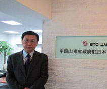 新たな一年、山東省政府駐日本経済貿(mào)易事務(wù)所は山東省の対日経済貿(mào)易交流の窓口として、日本の各界の皆様のご支援を賜りながら、共に山東と日本の経済貿(mào)易協(xié)力の新たなる局面を切り開いてまいりたいと思います。新春を迎えるに際し、中日経済貿(mào)易関係の益々の発展をお祈り申し上げます。