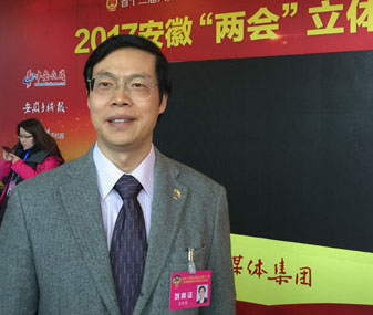 一年を通じて多くの祝日がありますが、春節(jié)は華人にとって一番喜ばしい日です。國が前進(jìn)し、環(huán)境が益々改善され、學(xué)業(yè)でも事業(yè)でも新たな成果を収められる幸多き酉年であることをお祈り申し上げます。