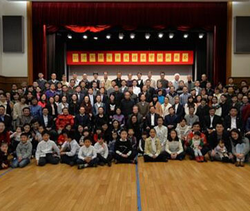 2017年酉年の新春を迎えるに當(dāng)たり、程永華駐日中國大使、我々大使館職員一同が、中國の皆さまに向けて、新年のご挨拶を申し上げます。祖國の皆さまが幸福で健康に過ごせるような良い年となることをお祈りいたします。