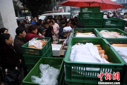 1元の巨大饅頭が大人気！春節(jié)期間中、1日10萬個(gè)売る　重慶