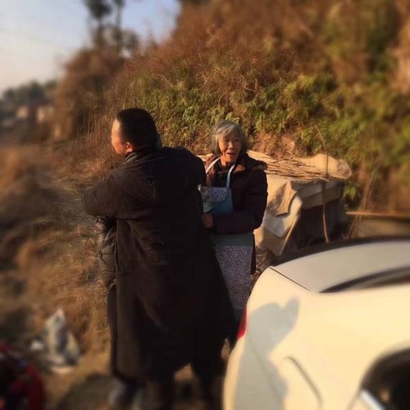 出稼ぎ先に戻る息子を見送る母親に多くの人が涙