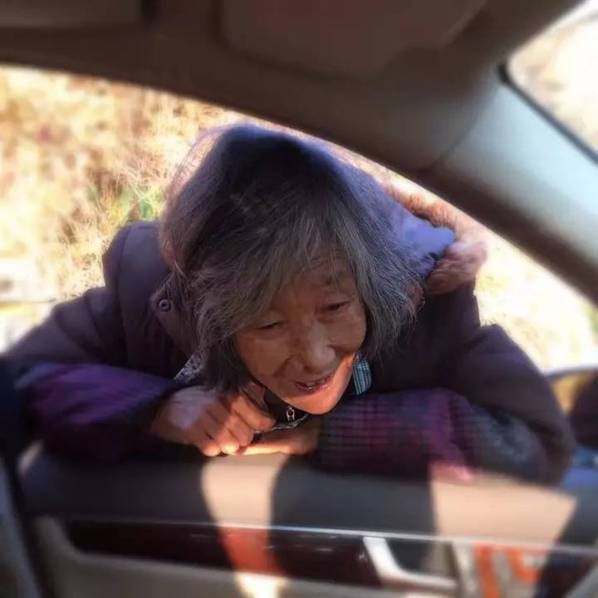 出稼ぎ先に戻る息子を見送る母親に多くの人が涙