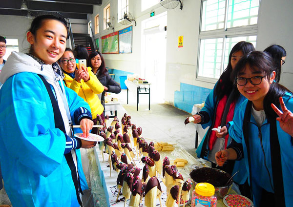 第1回黃岡市外國語學?！溉罩形幕涣鲿归_催