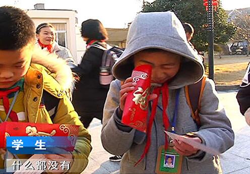 校長が小學(xué)生に「お年玉」　中身は面白みある特典チケット