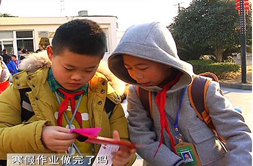 校長が小學生に「お年玉」　中身は面白みある特典チケット