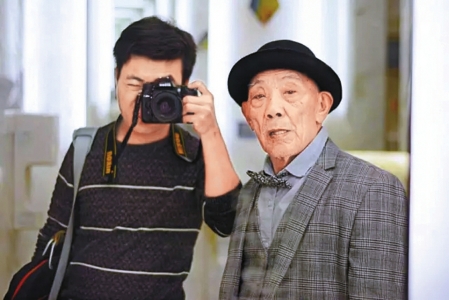 孫が祖父に特別なプレゼント　寫真撮影でクールなおじいちゃんに変身