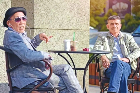 孫が祖父に特別なプレゼント　寫真撮影でクールなおじいちゃんに変身