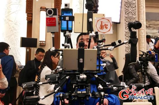 中國両會開幕、複數(shù)メディアのカメラ裝著する「アイアンマン」が話題　