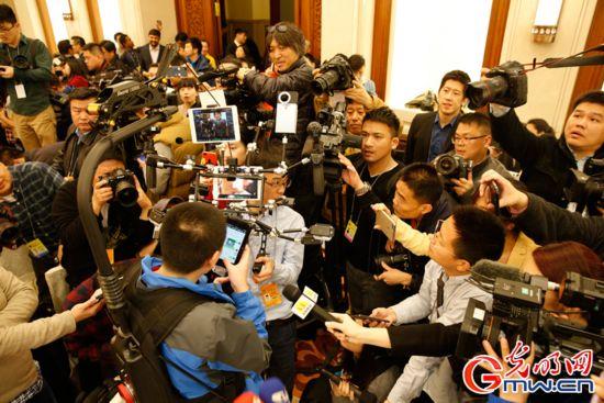 中國両會開幕、複數(shù)メディアのカメラ裝著する「アイアンマン」が話題　