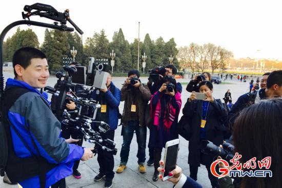 中國両會開幕、複數(shù)メディアのカメラ裝著する「アイアンマン」が話題　