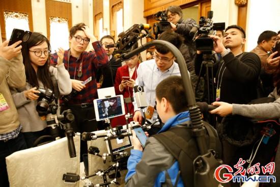 中國両會開幕、複數(shù)メディアのカメラ裝著する「アイアンマン」が話題　