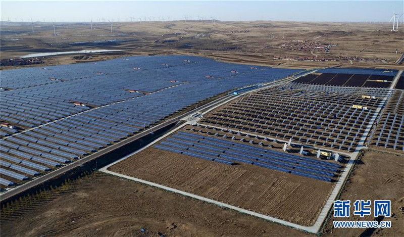 張家口の▼上地區(qū)（▼は土へんに貝）の太陽光発電所と風力発電所（3月8日撮影）。