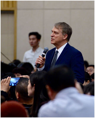 外國(guó)人記者「両會(huì)は中國(guó)の発展を観察する最良の窓口」