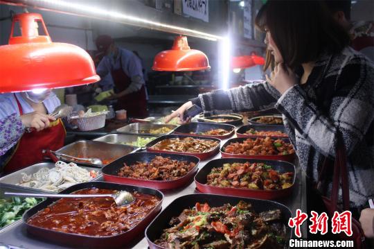 武漢の大學(xué)食堂に人気ドラマの登場人物の名前入りメニュー登場