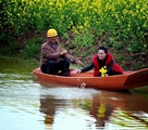 小舟に乗って楽しむ菜の花畑　江西省