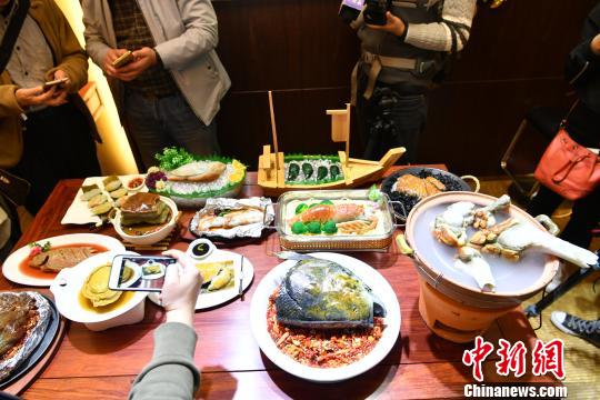 翡翠による「満漢全席」登場(chǎng)、「本物ソックリの偽物」に注目集まる