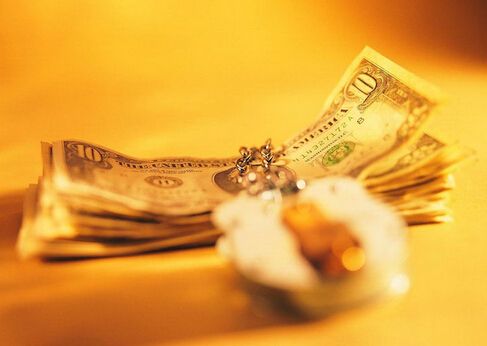 長年にわたる量的緩和を?qū)g施した後、多くの國は流動性が過剰になり、金融當(dāng)局が流動性のひきしめをはかり始めたが、それは徐々に行われるプロセスとなる?，F(xiàn)段階で、私たちは構(gòu)造改革と長期的な戦略調(diào)整を重點的に強調(diào)すべきであり、金融政策に過度に依存することは禁物で、このシグナルは極めて重要だ...