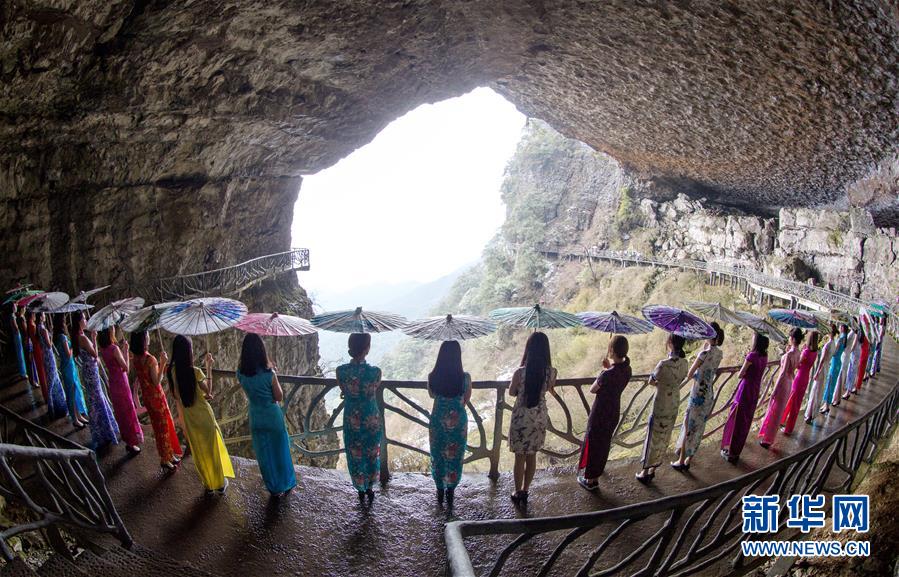 標高約2千メートルの斷崖絶壁でチャイナドレスショー