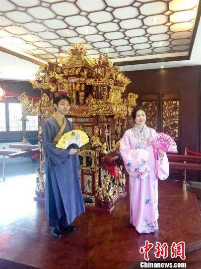 中國(guó)の伝統(tǒng)衣裝を著て「梁祝の戀」を演じた青井聡子さんと伊藤健康さん。