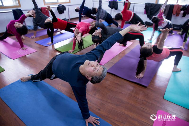 73歳の「ヨガおじいさん」、インストラクターとして活躍