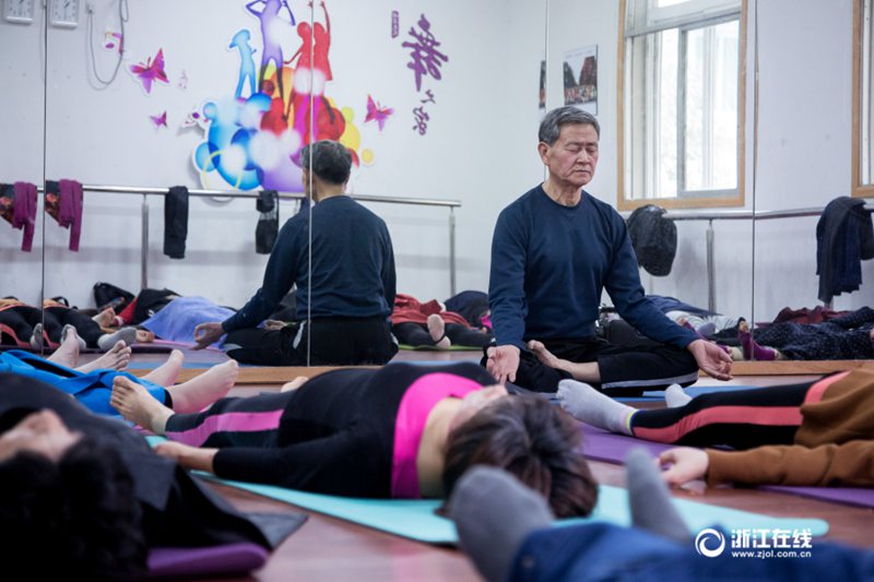 73歳の「ヨガおじいさん」、インストラクターとして活躍