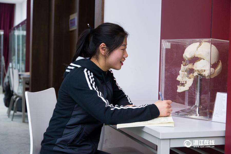 印刷のような文字に精密な手描きイラスト、驚きの解剖學(xué)ノートが話題に