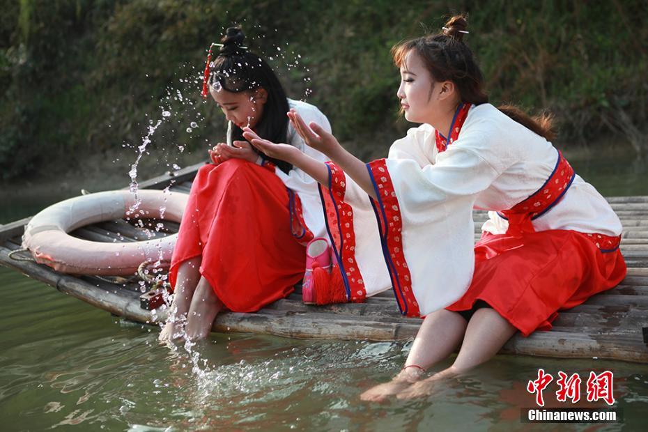 伝統(tǒng)行事「上巳節(jié)」の風(fēng)習(xí)を再現(xiàn)　江蘇省