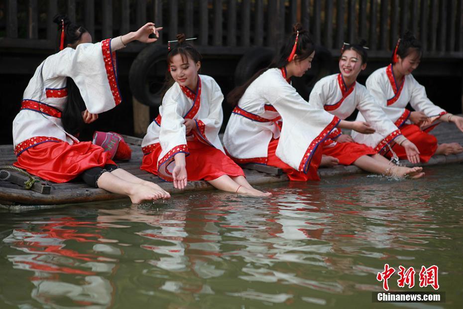 伝統(tǒng)行事「上巳節(jié)」の風(fēng)習(xí)を再現(xiàn)　江蘇省