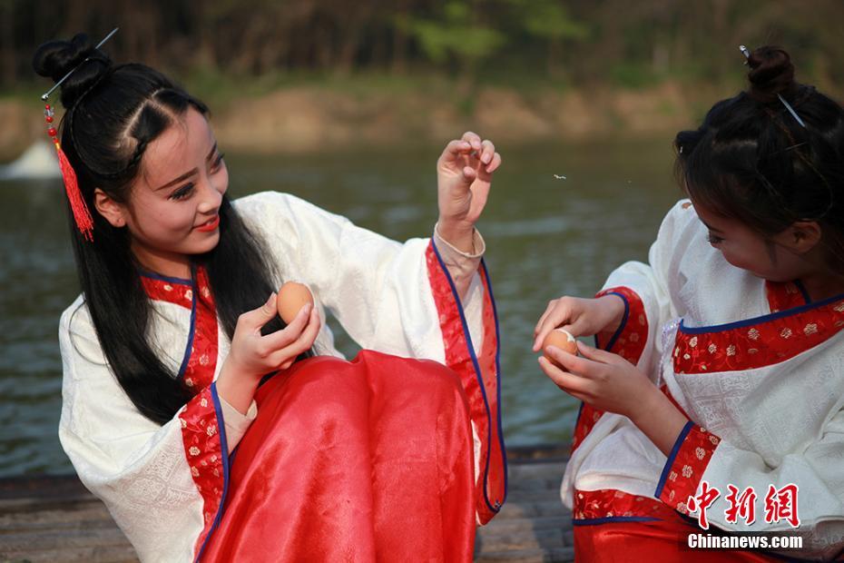 伝統(tǒng)行事「上巳節(jié)」の風(fēng)習(xí)を再現(xiàn)　江蘇省