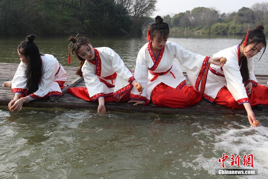 伝統(tǒng)行事「上巳節(jié)」の風(fēng)習(xí)を再現(xiàn)　江蘇省