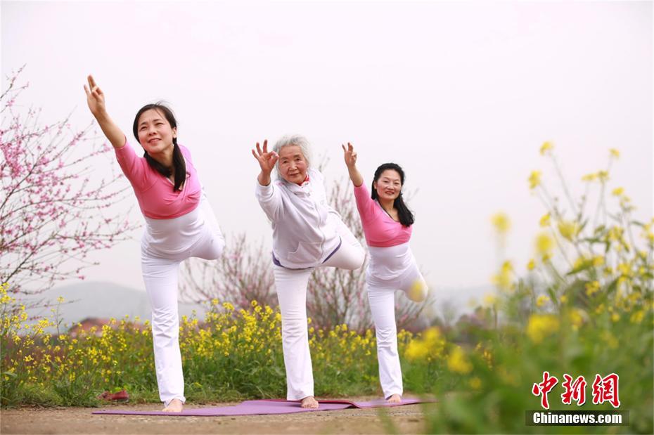 ヨガ歴14年の75歳女性、老人向けのヨガ教室も　湖北省