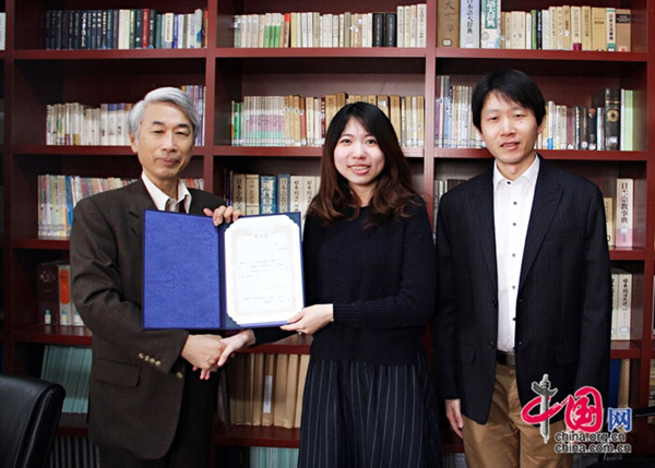 許源源さん（左から2番目）に資格証明書(shū)を手渡す三潴正道會(huì)長(zhǎng)（一番左）。