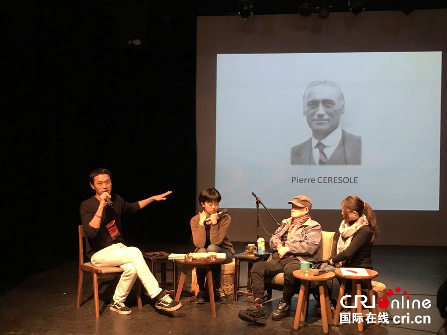 小牧さんたちが參加したJIAの講演會(huì)（一番左、原田燎太郎さん。右から2番目、小牧義美さん）