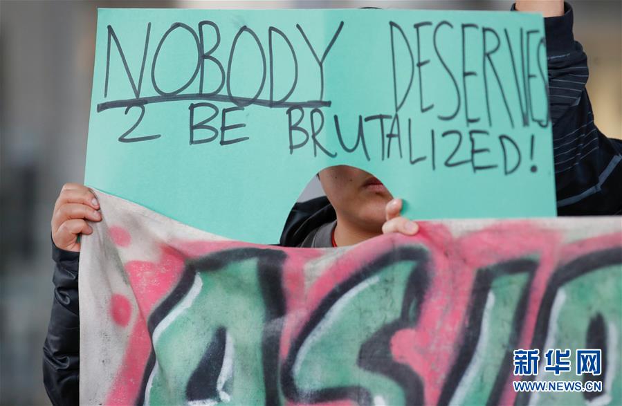 シカゴ市民、ユナイテッド航空の乗客引きずり降ろし事件に抗議