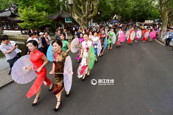 西湖の周囲を練り歩くチャイナドレスショー　浙江省